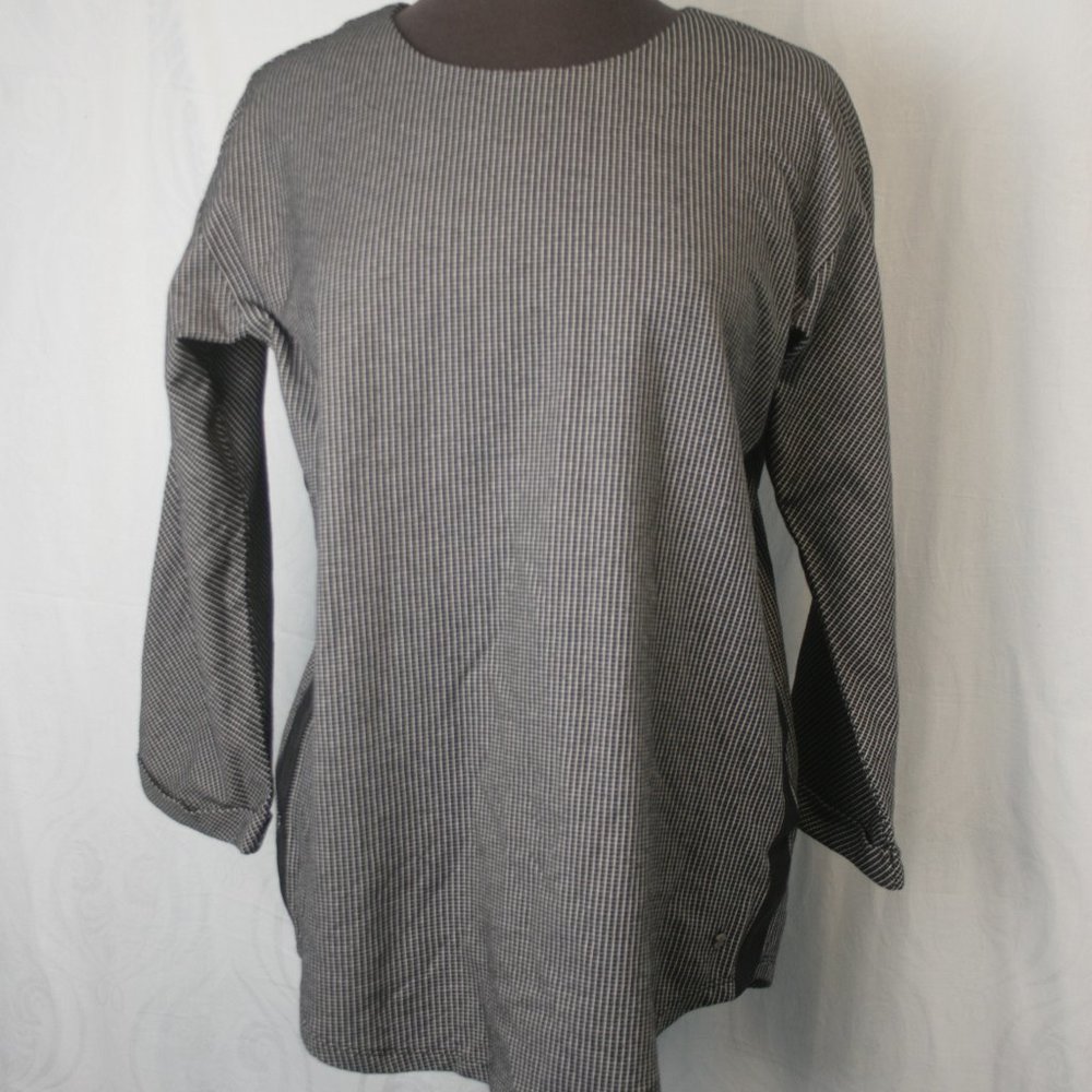 Black & White Pullover Shirt with Contrast Trim on Sides